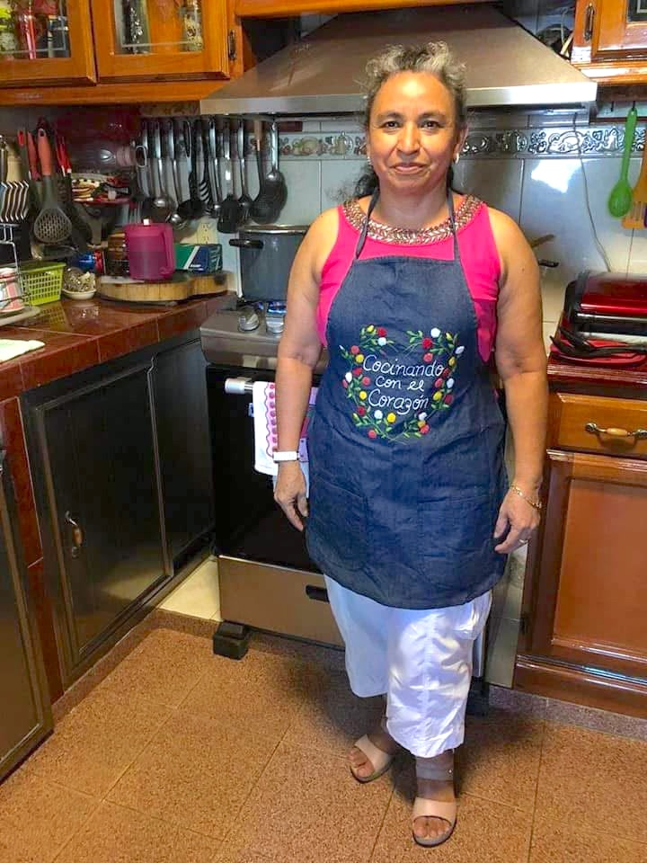 Mandil de mezclilla personalizado con flores y la frase Cocinando con el corazón