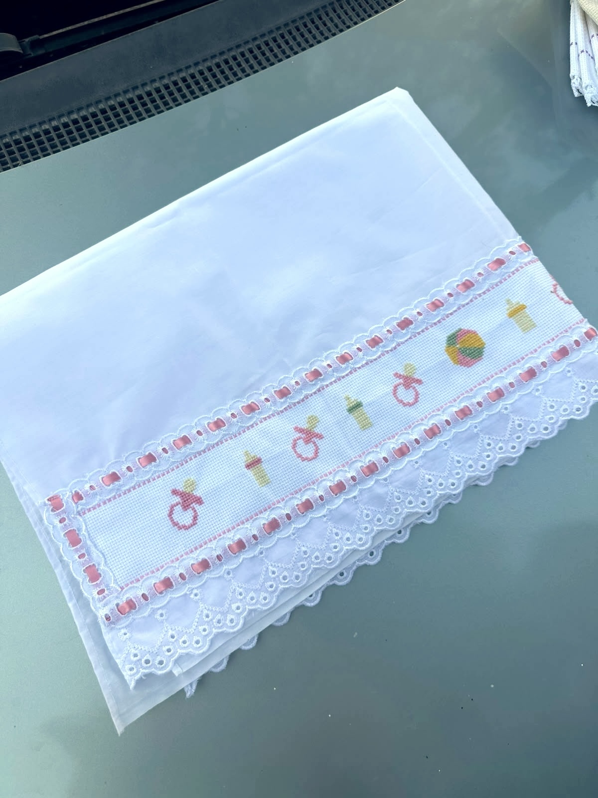 Servilleta blanca con detalles bordados para bebé y encaje