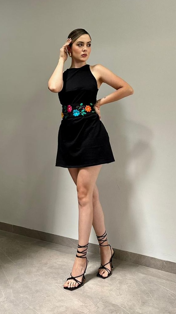 Vestido negro corto con cinturilla de flores multicolor bordadas