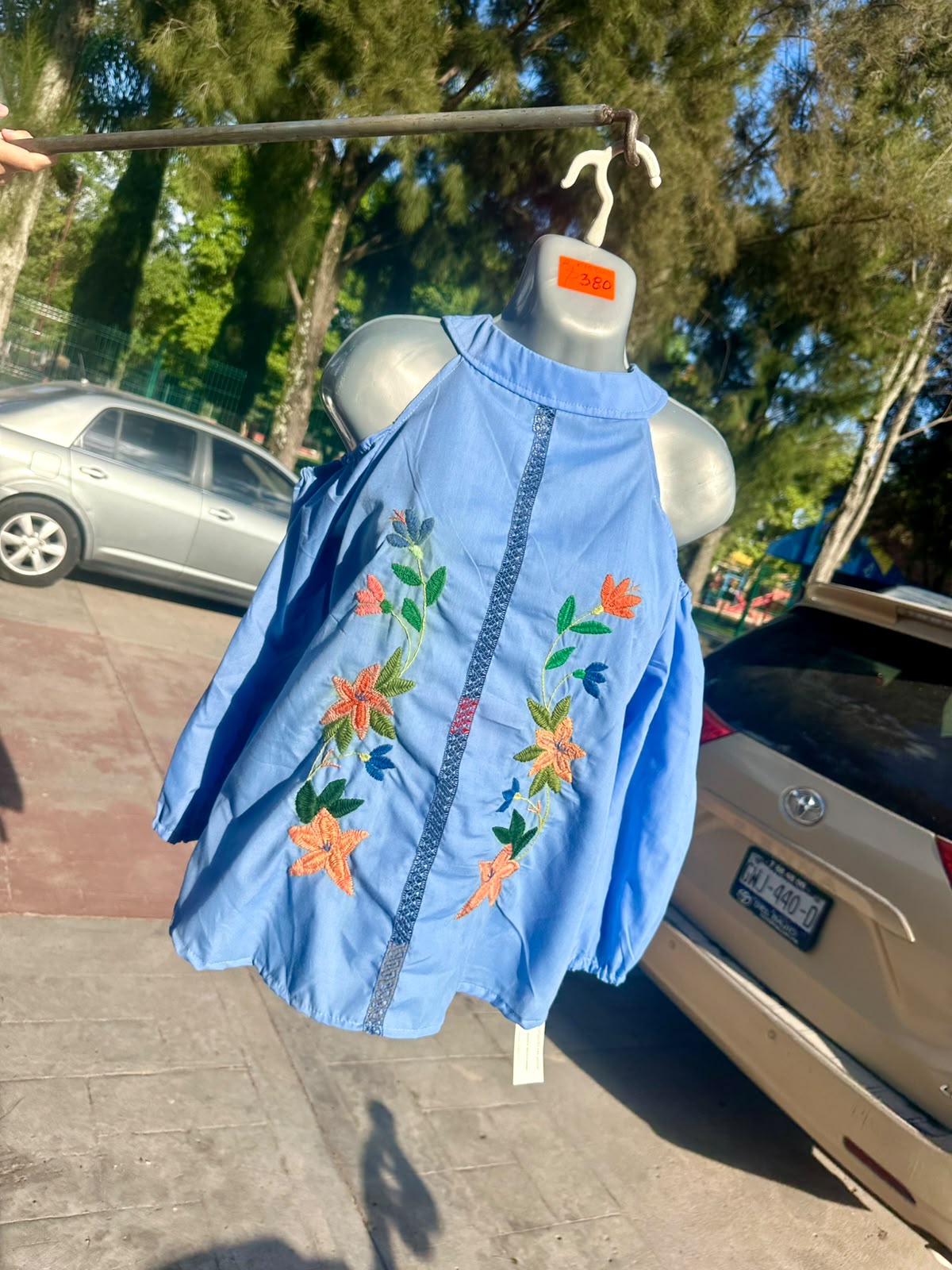 Blusa azul con flores bordadas a mano en el frente