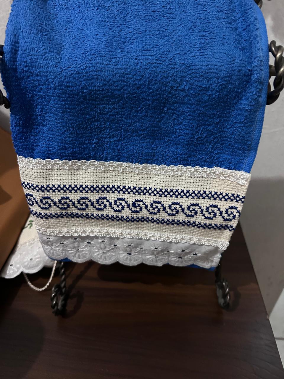 Toalla azul con cenefa bordada en punto de cruz