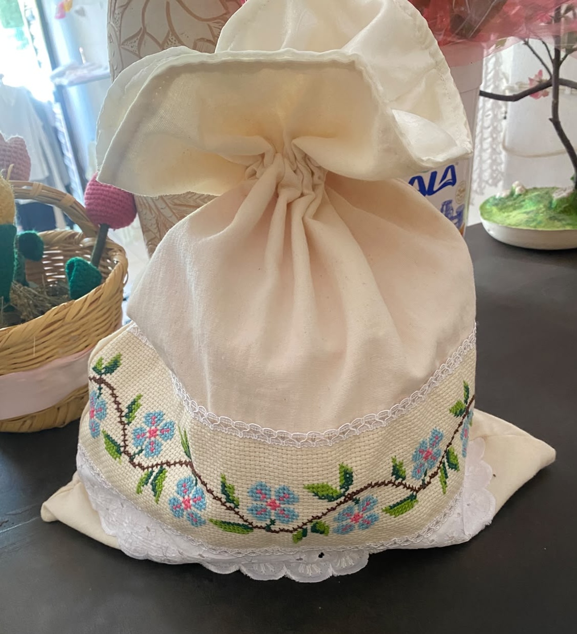 Bolsa para pan de tela blanca con flores azules bordadas y encaje