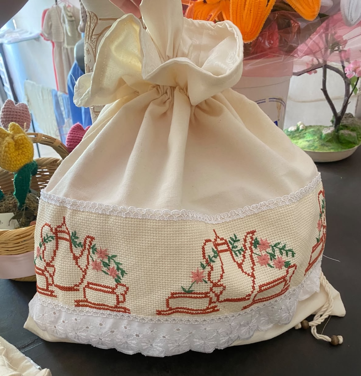 Bolsa para pan de tela blanca con bordado de vajilla, flores y encaje