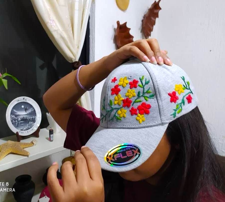 Gorra gris con flores rojas y amarillas bordadas a mano