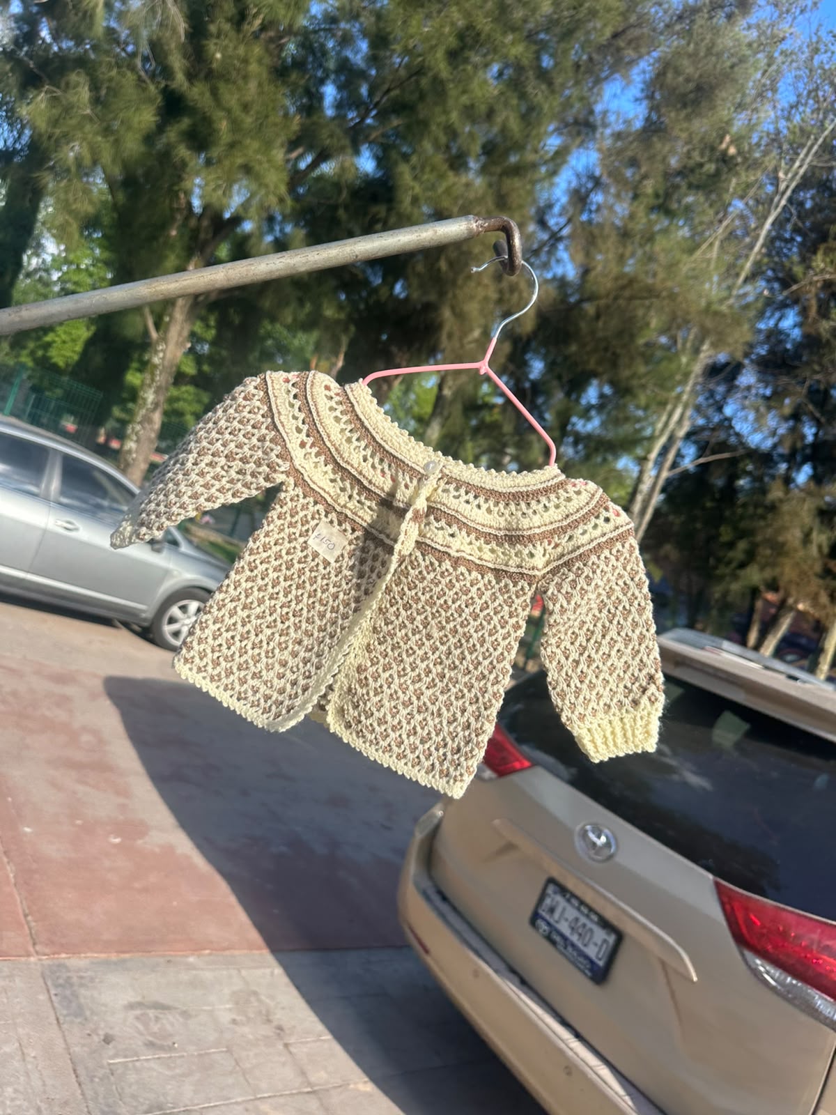 Suéter infantil tejido a mano en tonos crema y café