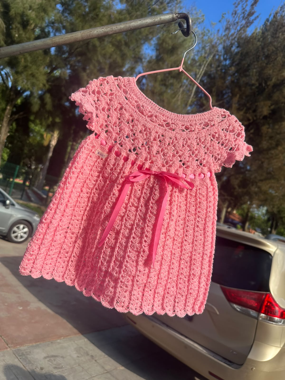 Vestido infantil rosa tejido a mano con moño de listón