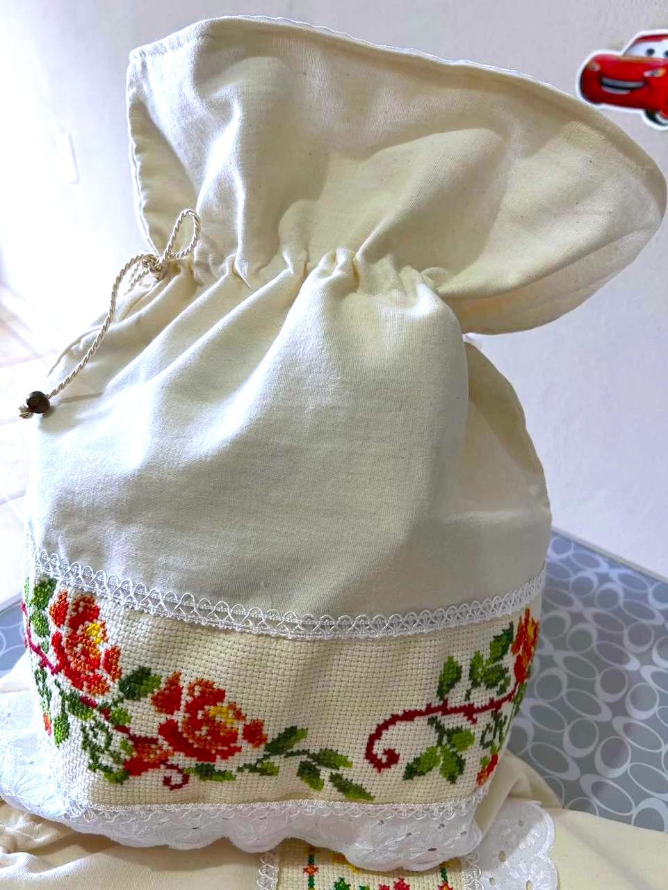Bolsa de tela con cenefa floral elaborada en punto de cruz