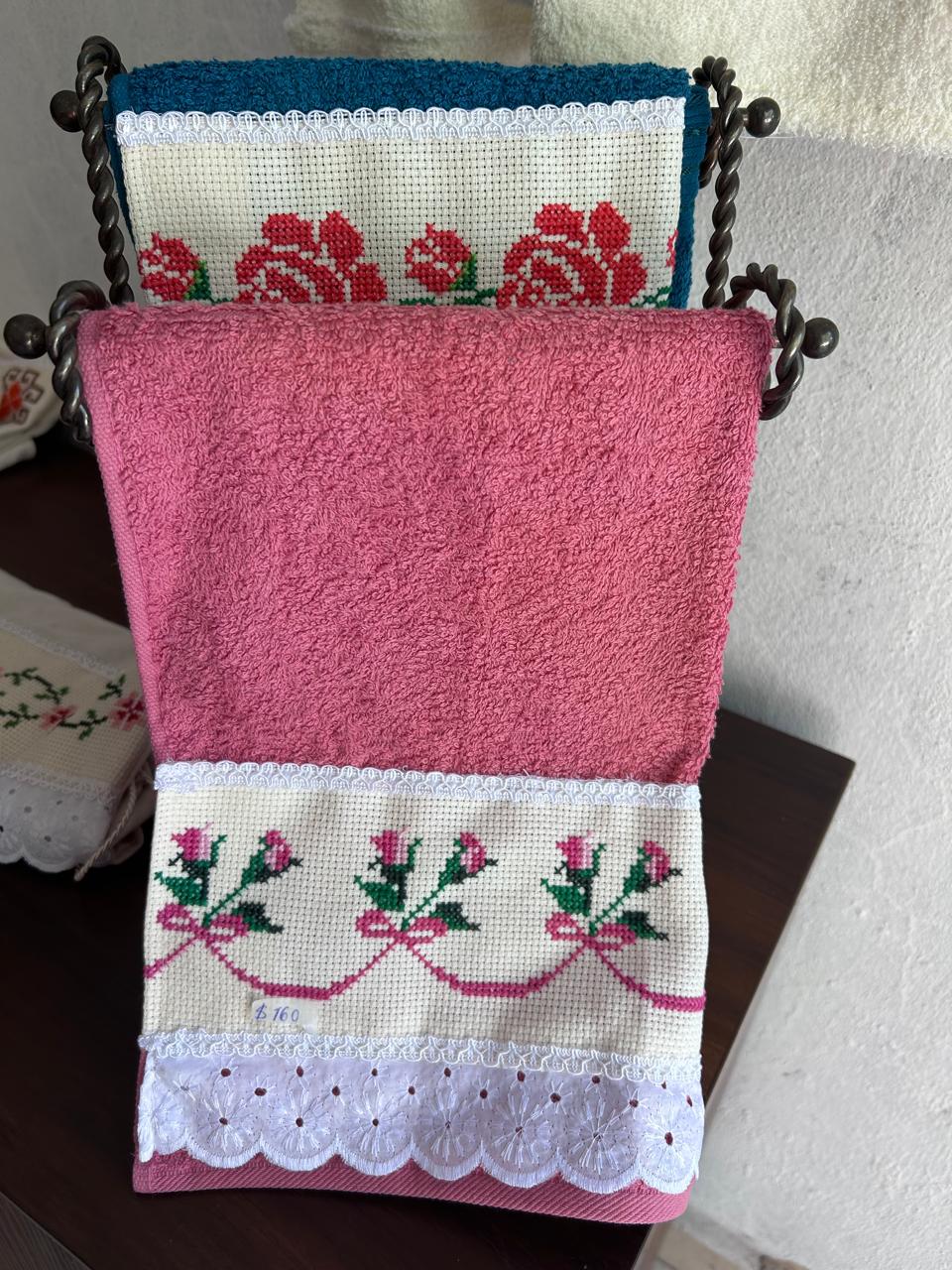 Toallas decorativas rosa y azul con cenefas de flores bordadas en punto de cruz