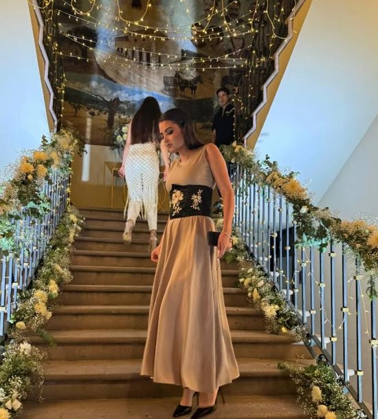 Vestido de ocasión con cinturilla negra bordada con flores
