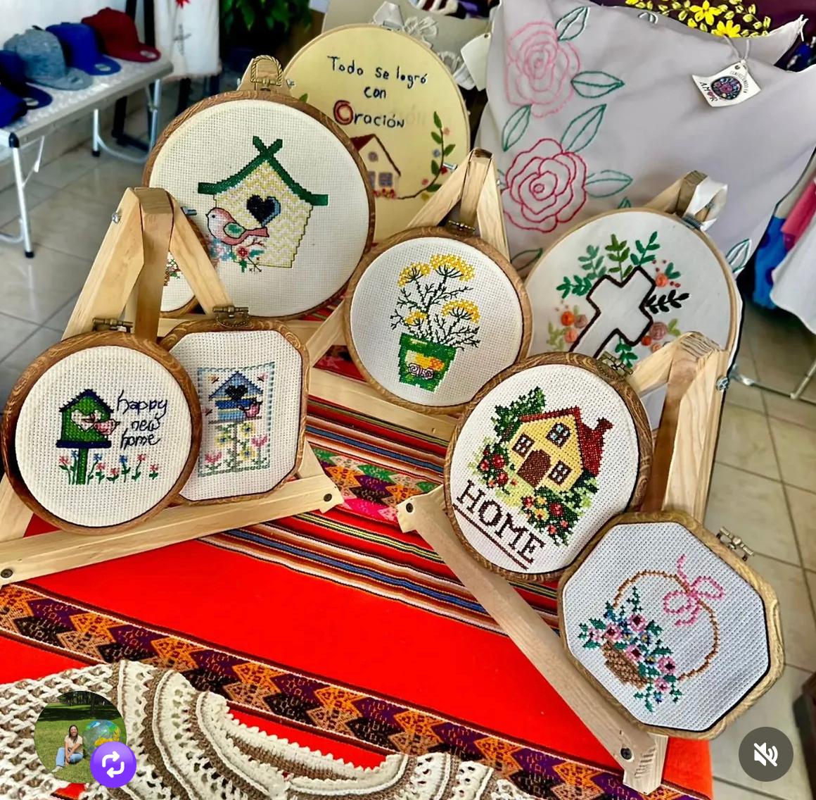 Colección de bastidores con diseños florales, casas y aves bordadas