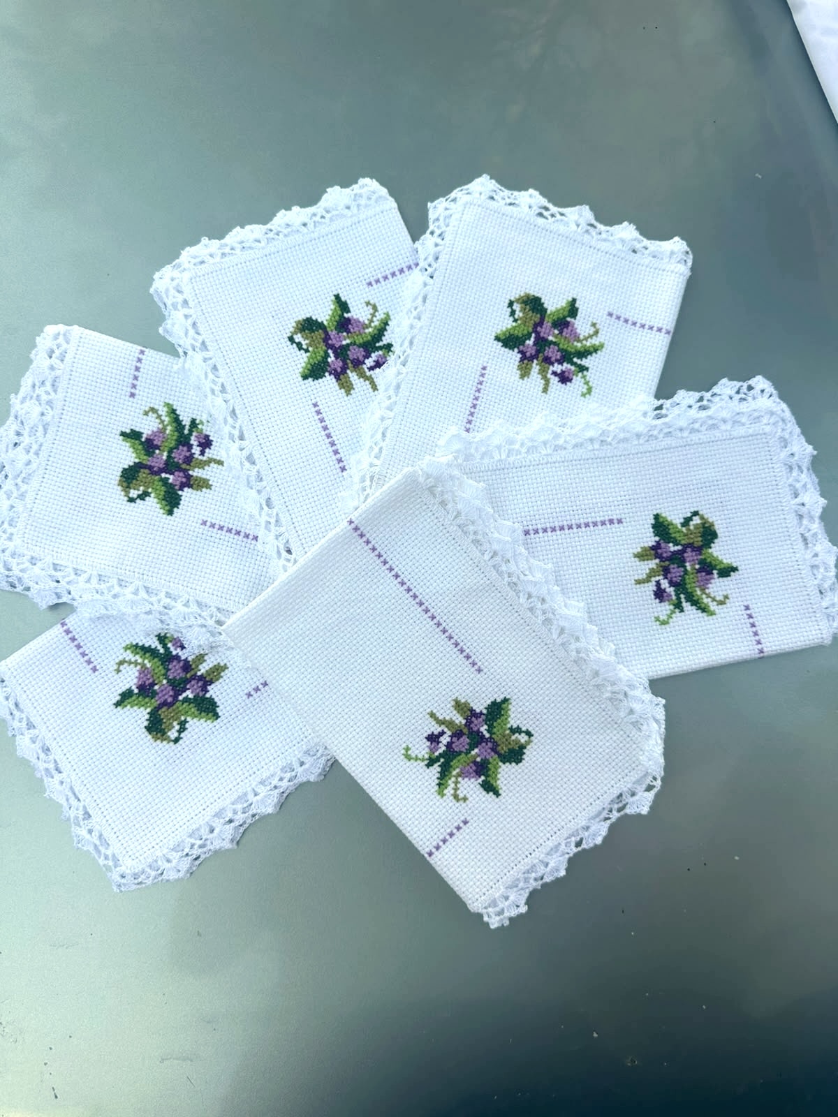 Juego de servilletas blancas con flores lilas bordadas