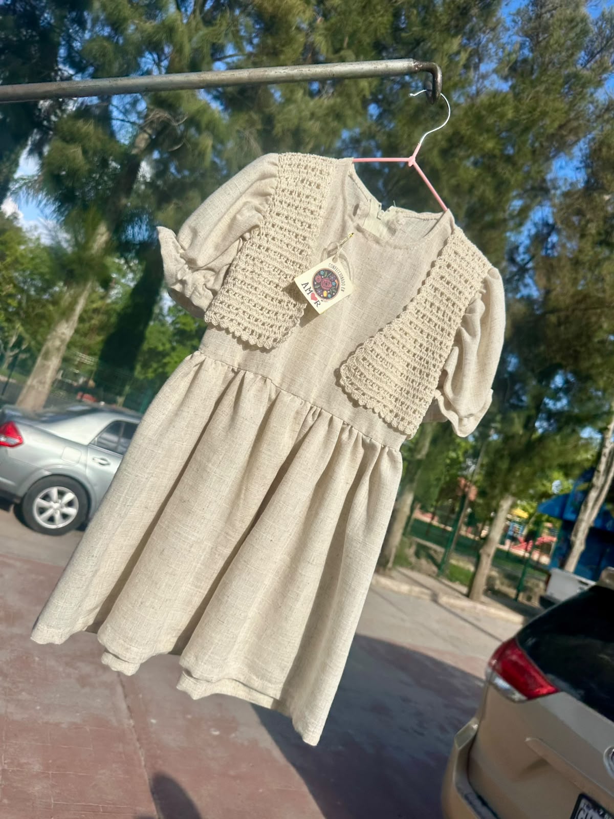Vestido infantil de lino con chaleco tejido a mano