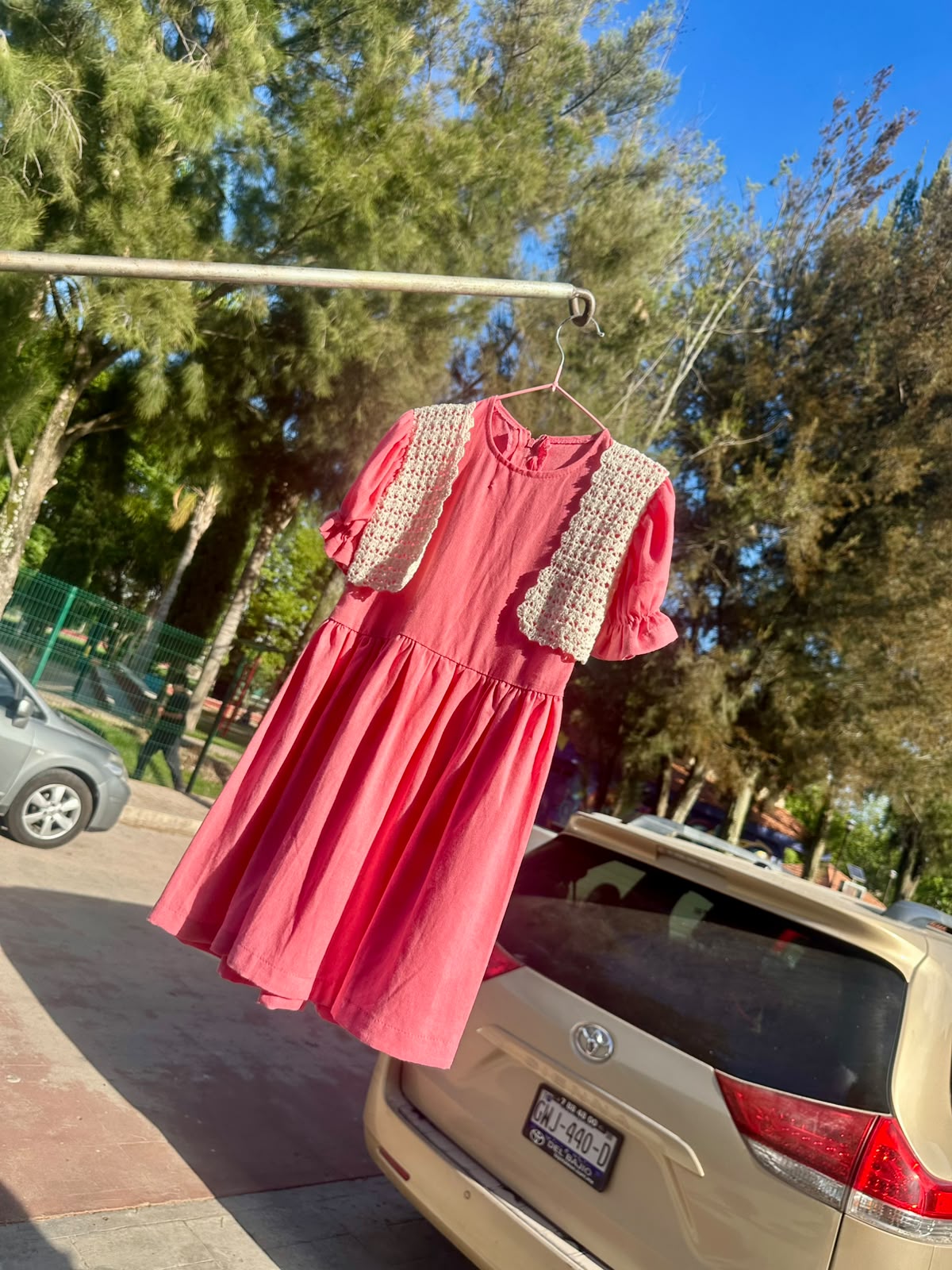 Vestido infantil rosa con chaleco tejido a mano en color crema