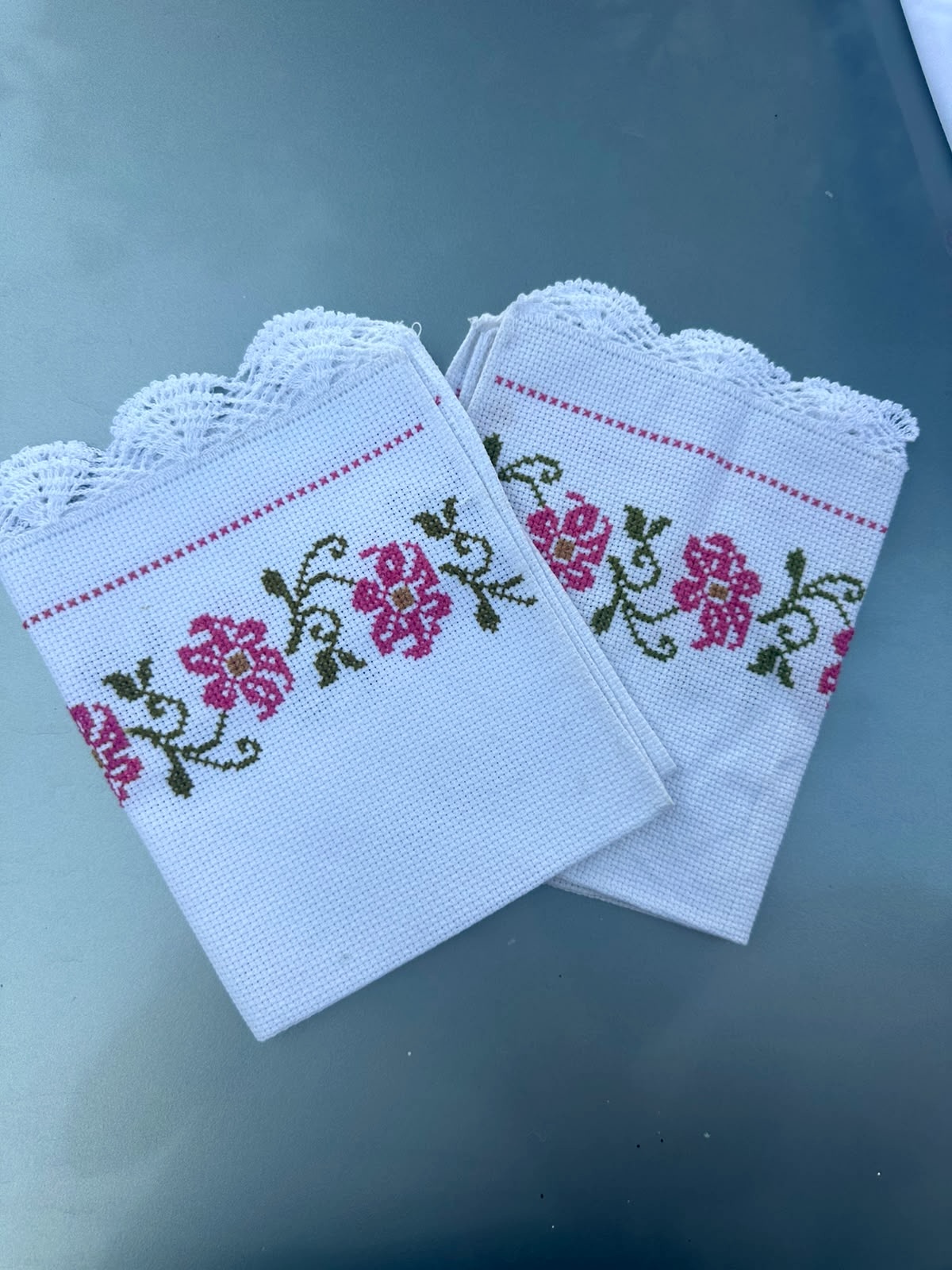 Juego de servilletas blancas con flores rosas bordadas