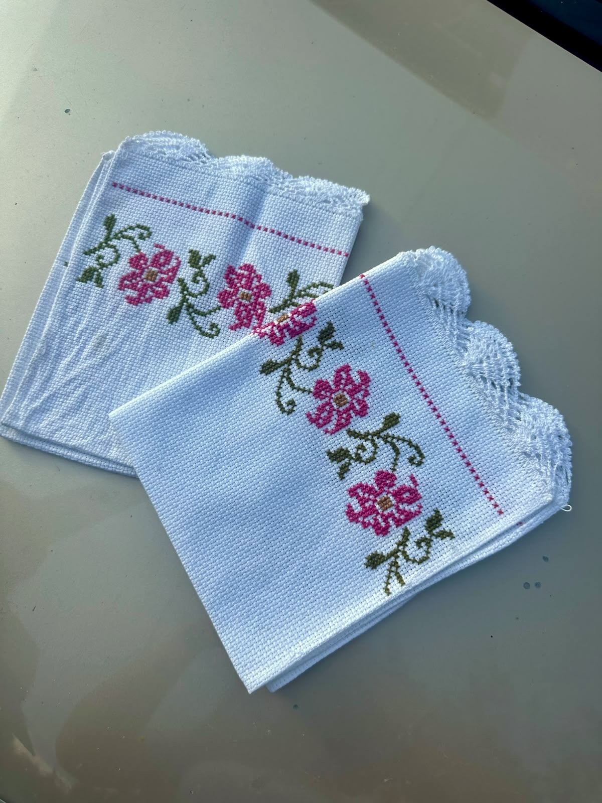 Servilletas blancas con flores rosas bordadas y encaje