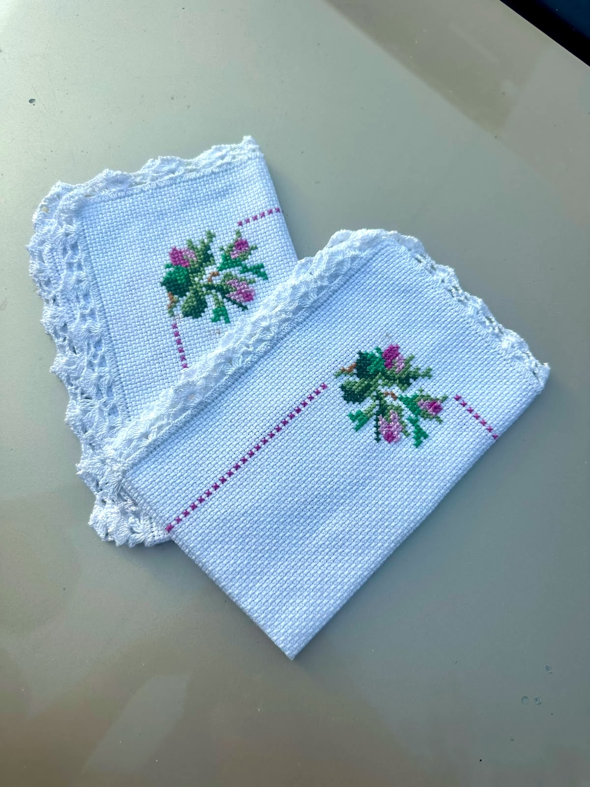 Juego de servilletas con capullos rosados bordados