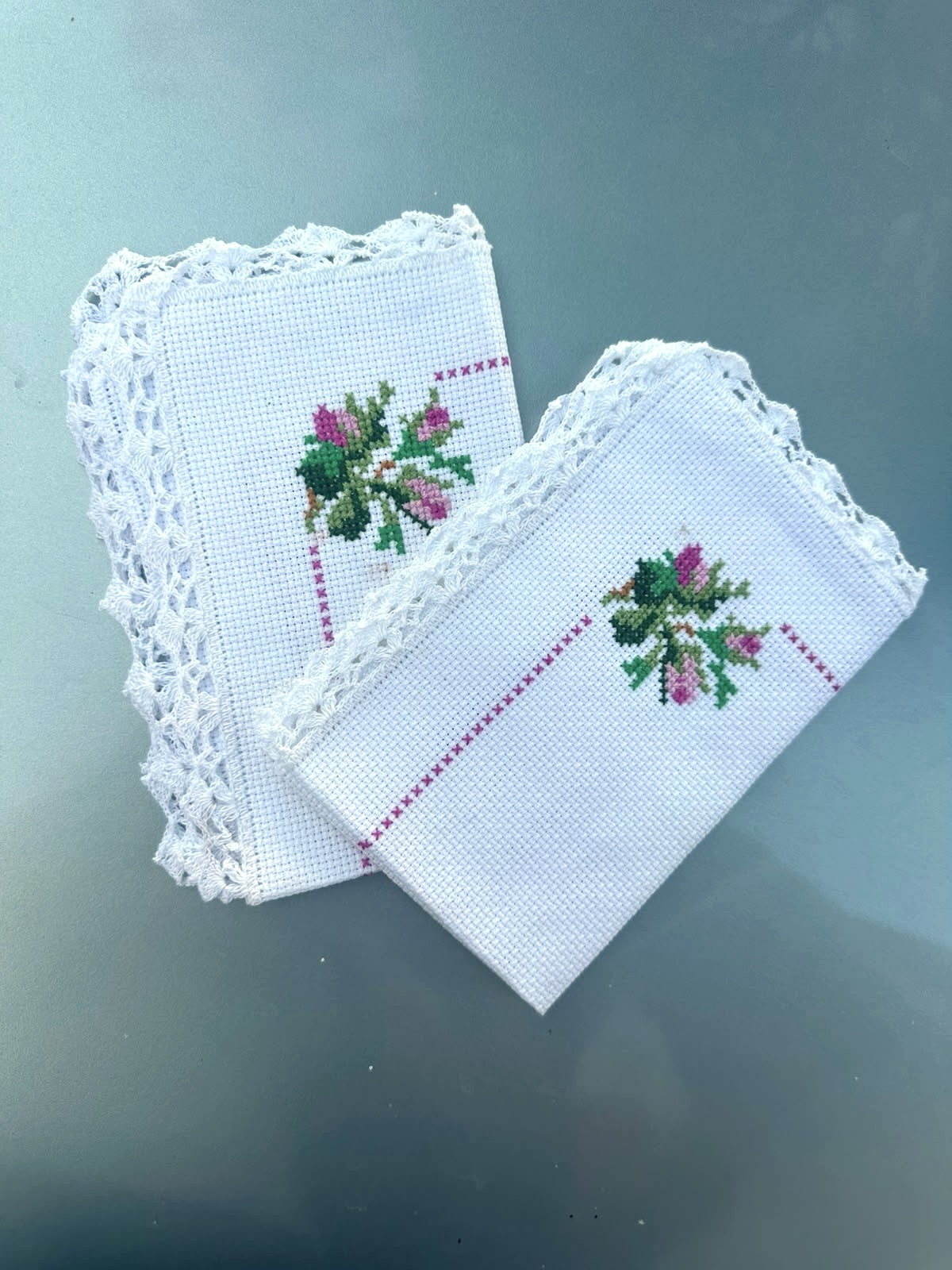 Servilletas blancas con capullos de rosa bordados