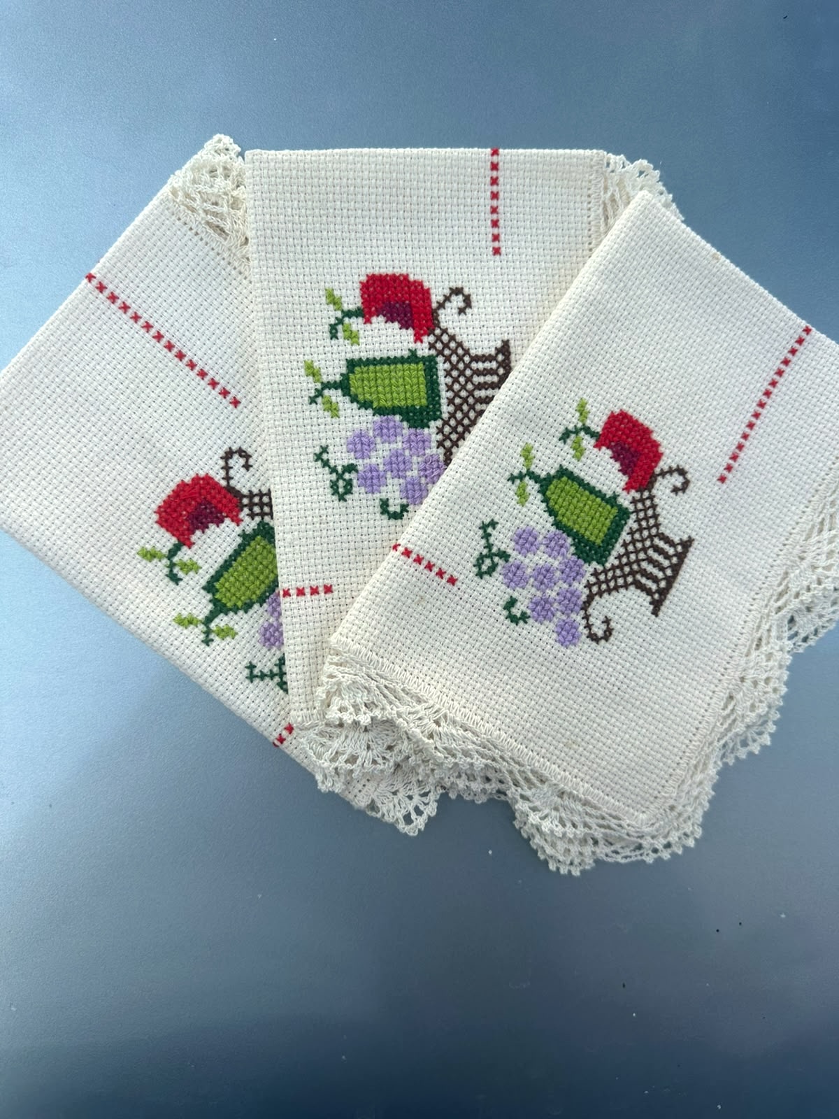 Servilletas bordadas con una tetera y flores