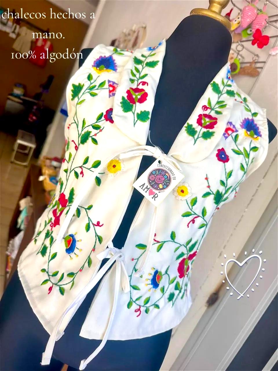 Chaleco blanco de algodón cubierto con bordado floral multicolor