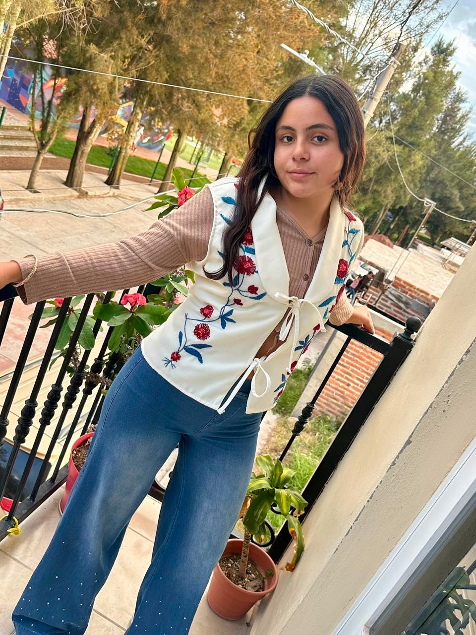 Chaleco blanco con flores rojas y azules bordadas a mano