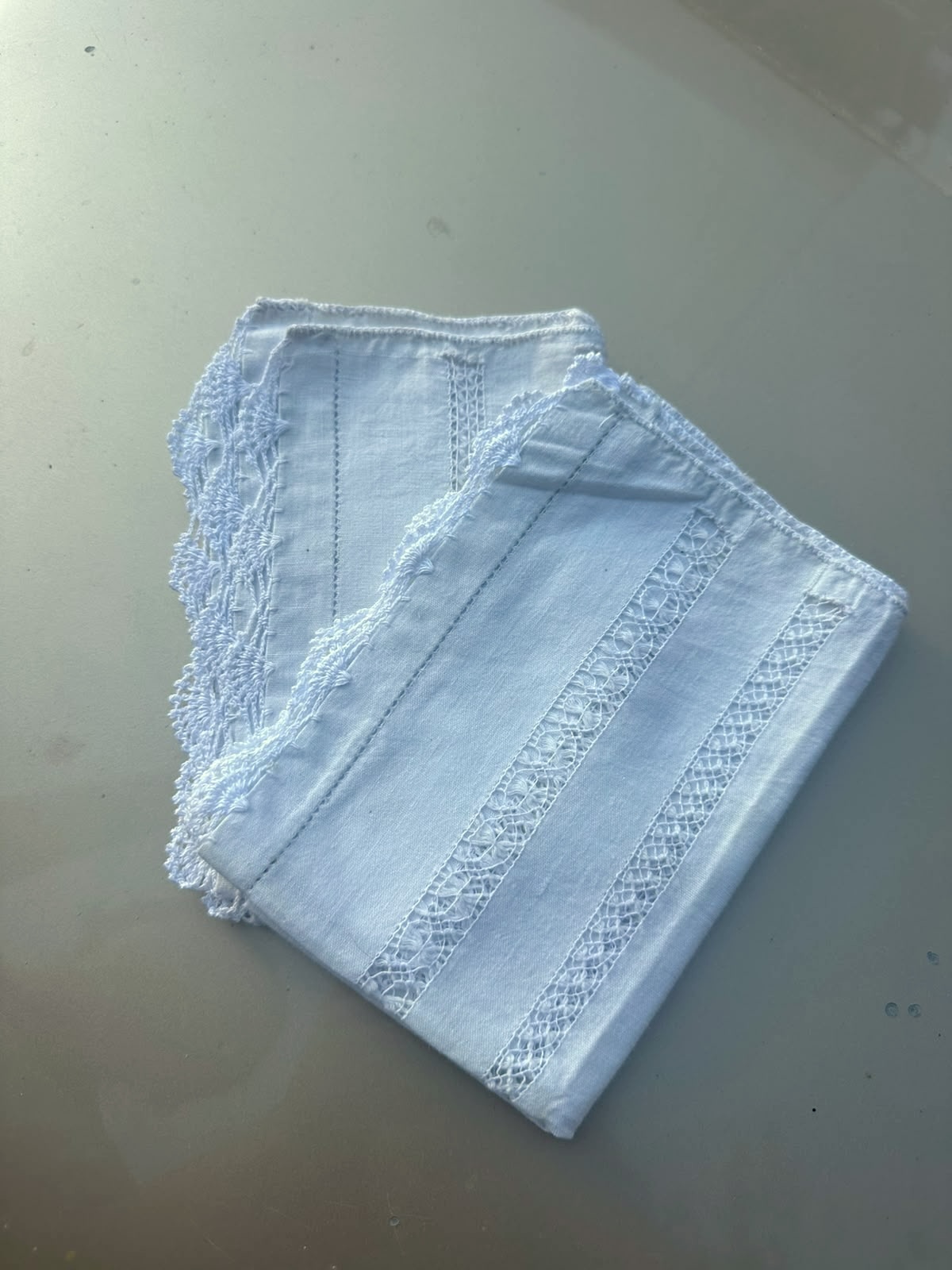 Servilletas blancas con encaje y calados