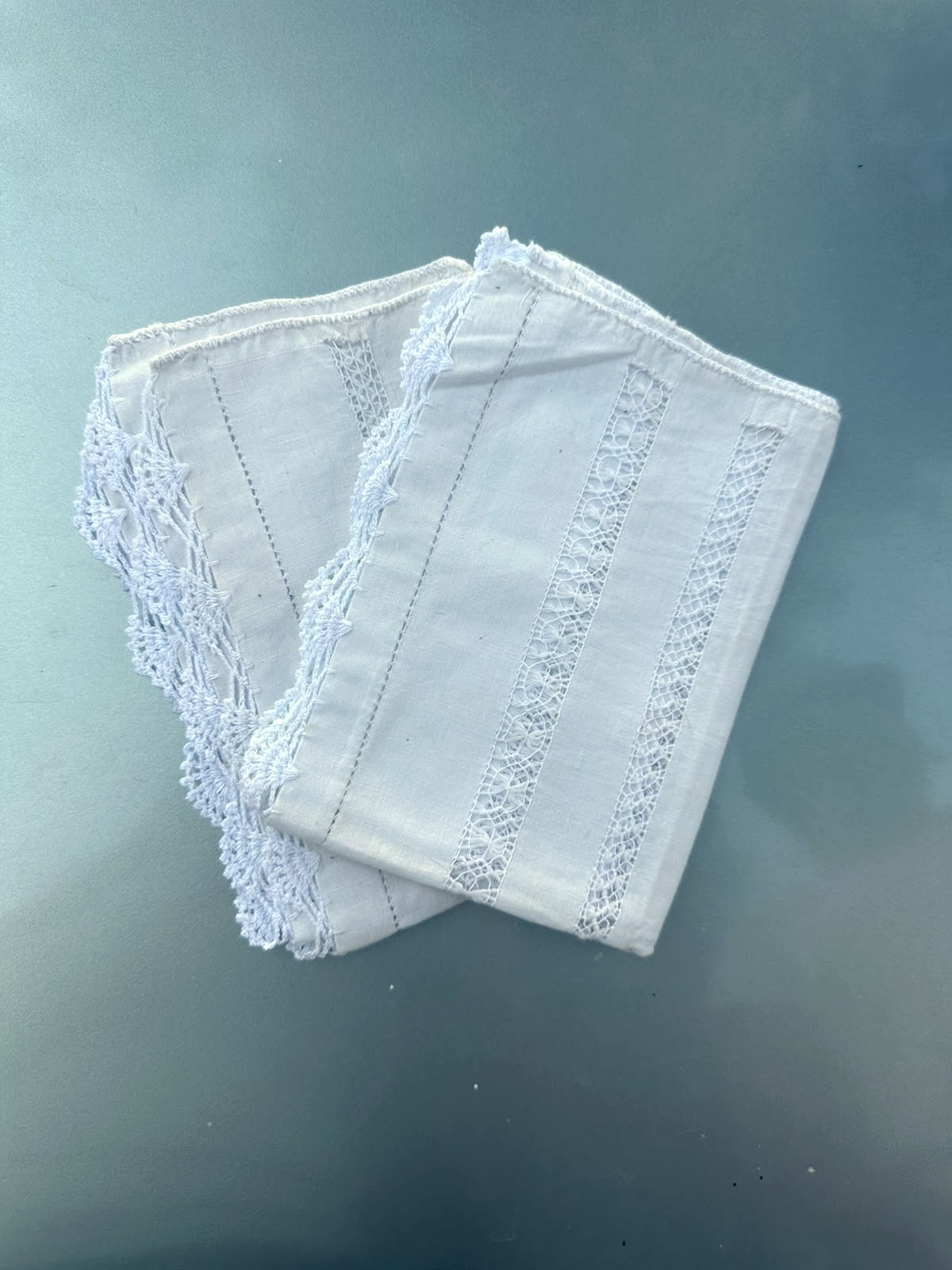 Juego de servilletas blancas con encaje decorativo