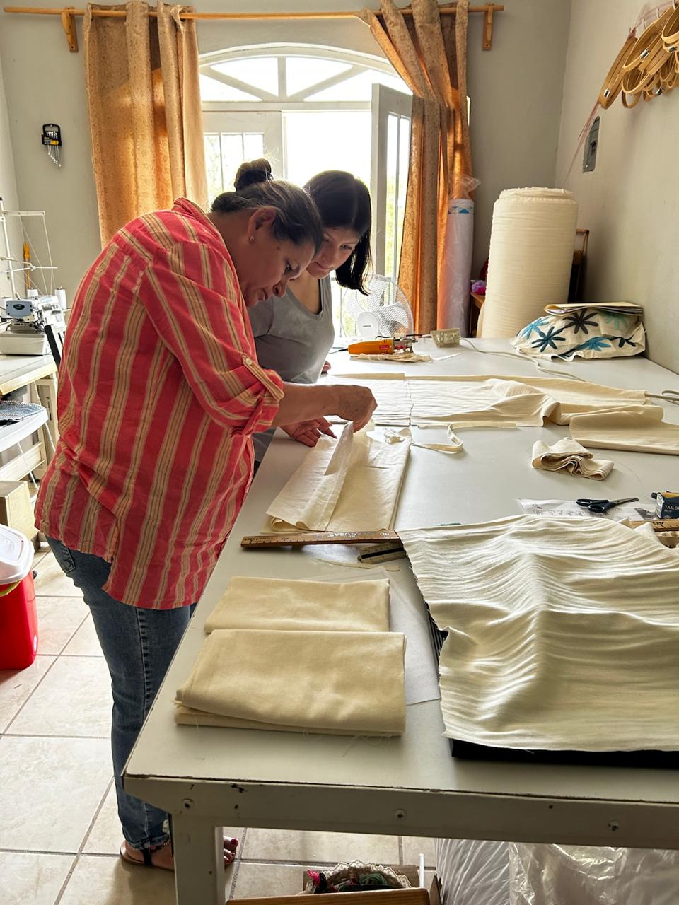 Artesanas trabajando juntas en la confección de prendas