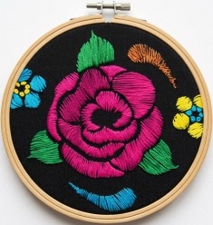 Bordado floral, emblema de Confeccionado en Amor