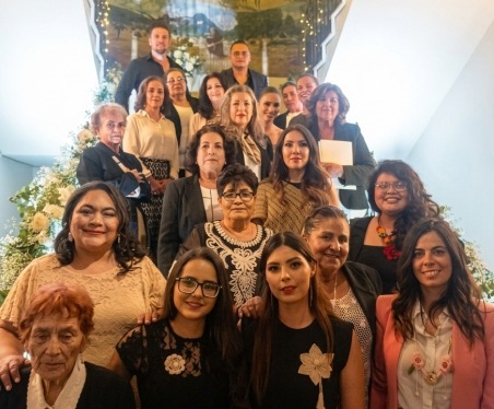 Grupo de mujeres de Confeccionado en Amor